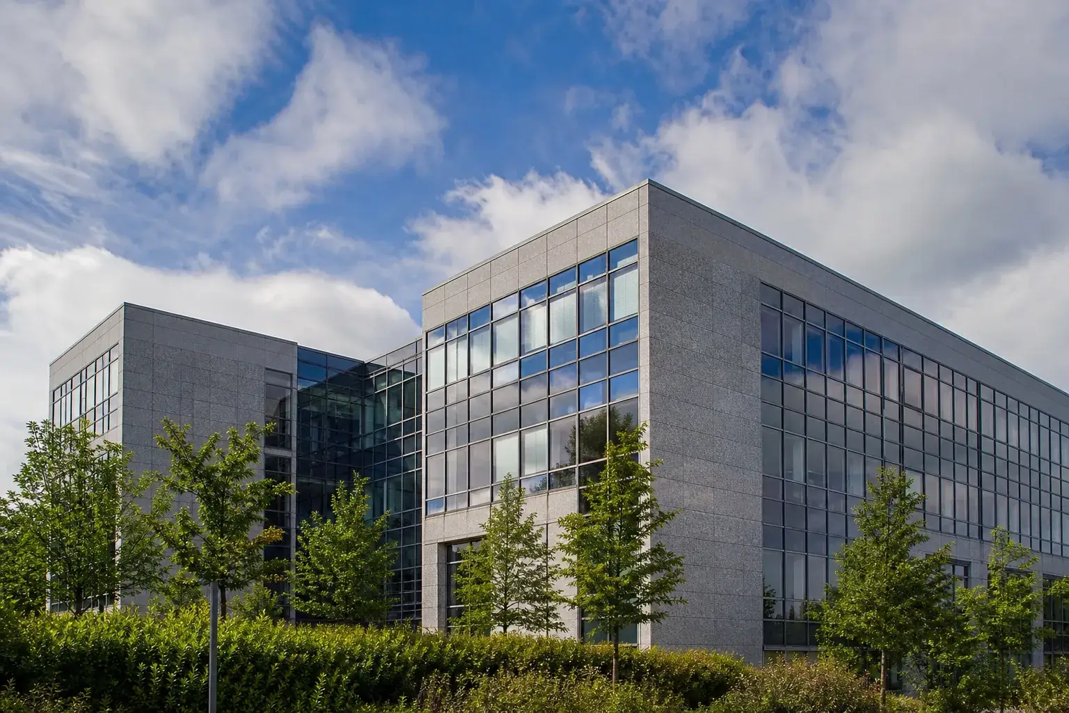 Façade d’un immeuble de bureaux contemporain en granit breton et verre